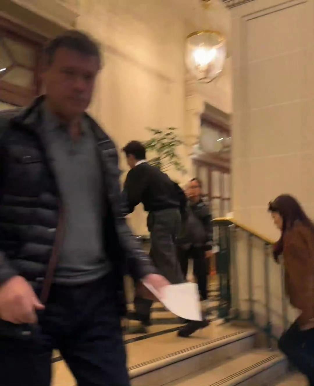法国网友酒店偶遇王安宇要签名，手里只攥着张酒店白纸，助理一看有点犯难，还问人家住