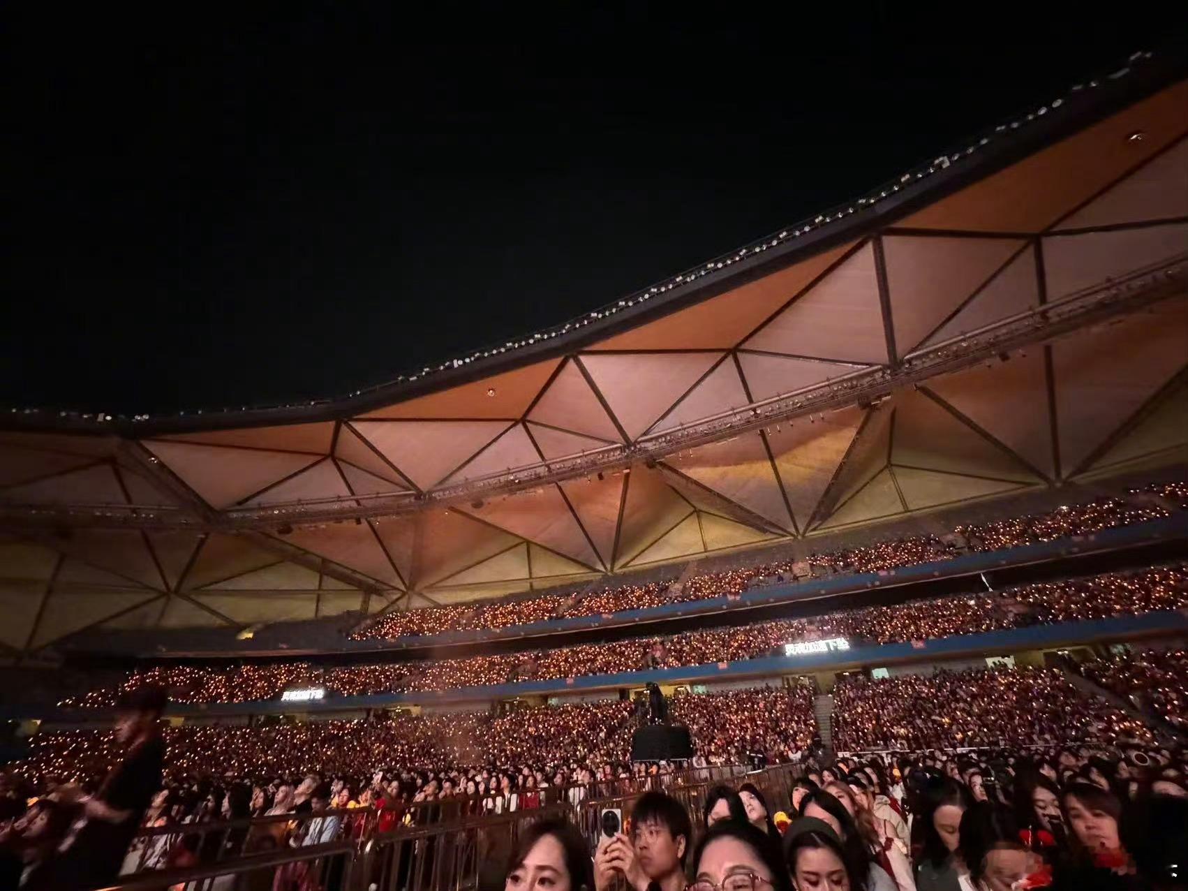 华晨宇演唱会人人人花人人人华晨宇深圳收官站，现场真的震撼到失语！从内场到看台全是