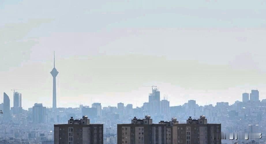 两名巴基斯坦官员周五向美联社透露，伊朗最高外交官预计将于本周末前启程前往巴基斯坦