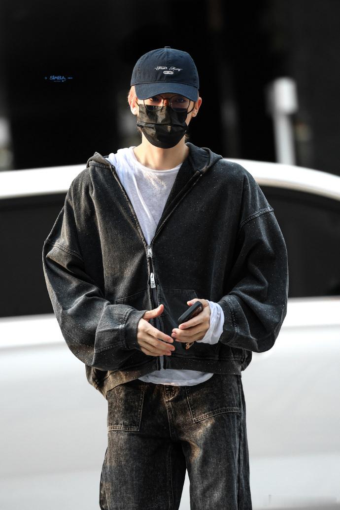 侯明昊是在培养死士吗侯明昊太懂粉丝了 线下偶遇侯明昊，粉丝大声喊比心，车内的他受