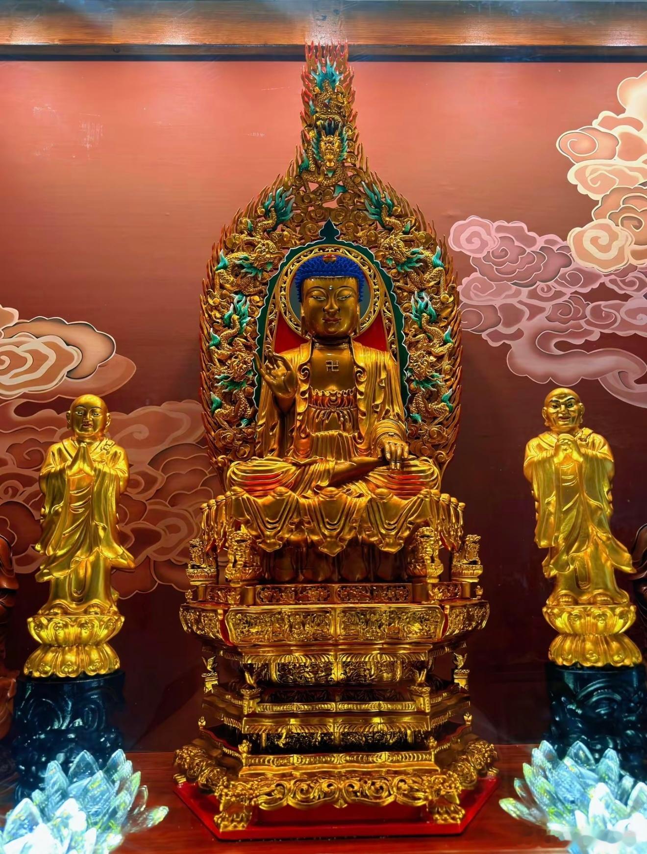 这世上，跟你有关系的人，只分两类：一类是消耗你的人，一类是滋养你的人。消耗你的人