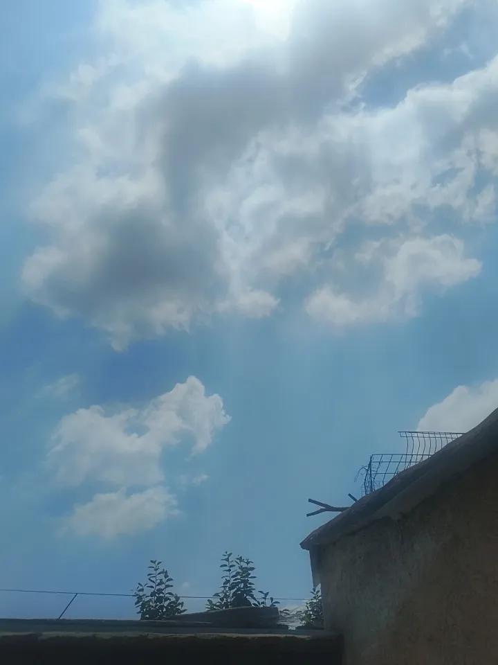6月14日上午10点40分拍摄的天空！
近几天天气变化无常，三天有两次晚上12点