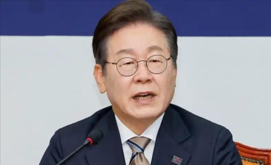 5月19日，高市早苗专程跑到韩国安东，满脸笑容地跟李在明握手拍照，想拉着韩国一起