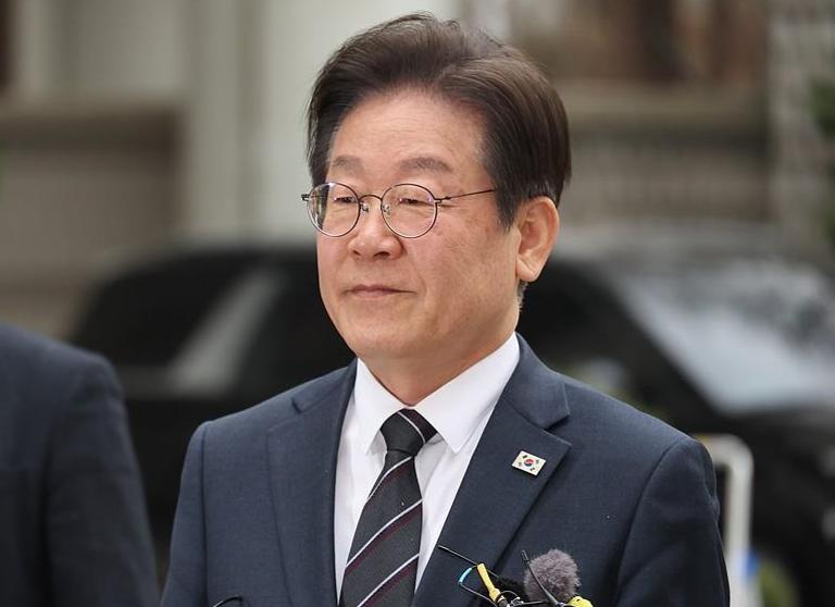 李在明正在走尹锡悦的老路,而他的政敌,还在监狱里等着看这一幕。根据韩国媒体9月中