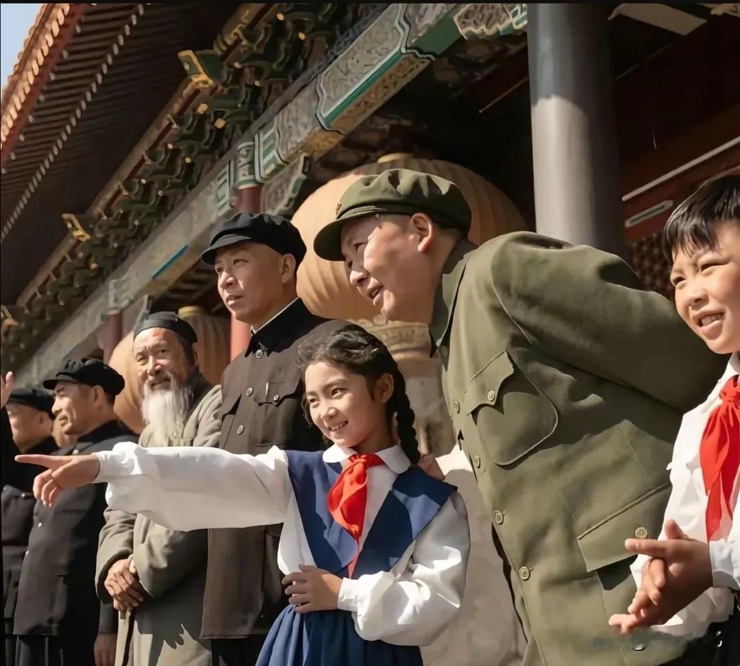 毛主席身旁这两个少先队员是真美，尤其是主席右面那个小女孩，扎着两条小辫，带着满脸