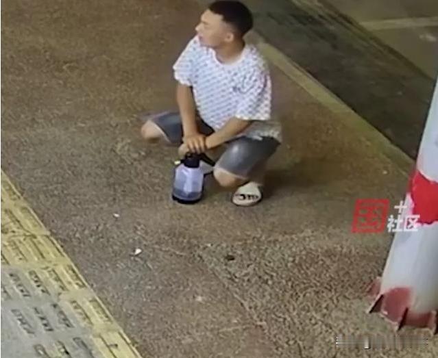 听人劝，吃饱饭！山东菏泽，男子买了一个塑料水壶，拿回来加压时，朋友就劝他不要一直