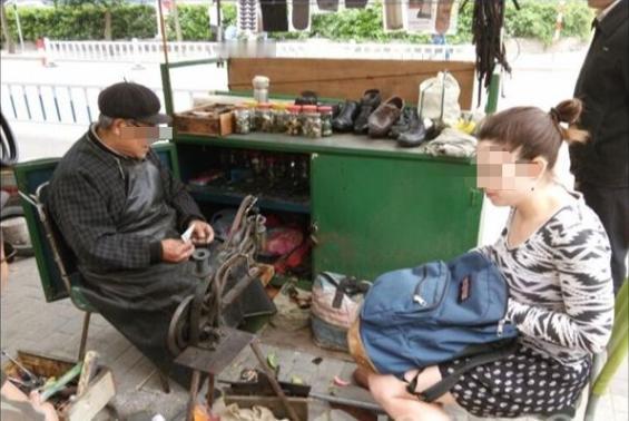 福建厦门，女孩有双3000元的名牌鞋子，鞋后跟有些磨脚，让路边大爷帮忙修理一下，