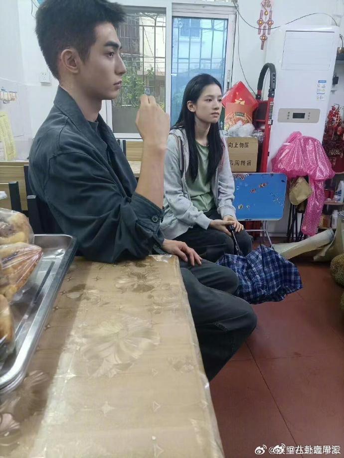 宋威龙张婧仪好像参加变形记了宋威龙张婧仪这波路透绝了！妆造朴素场景生活化，说他们