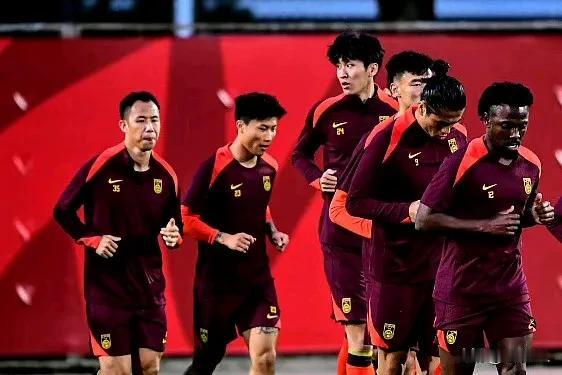 机会来了，会不会获得首发？国足对阵泰国队，中场最佳人选非黄政宇莫属！
  泰国男