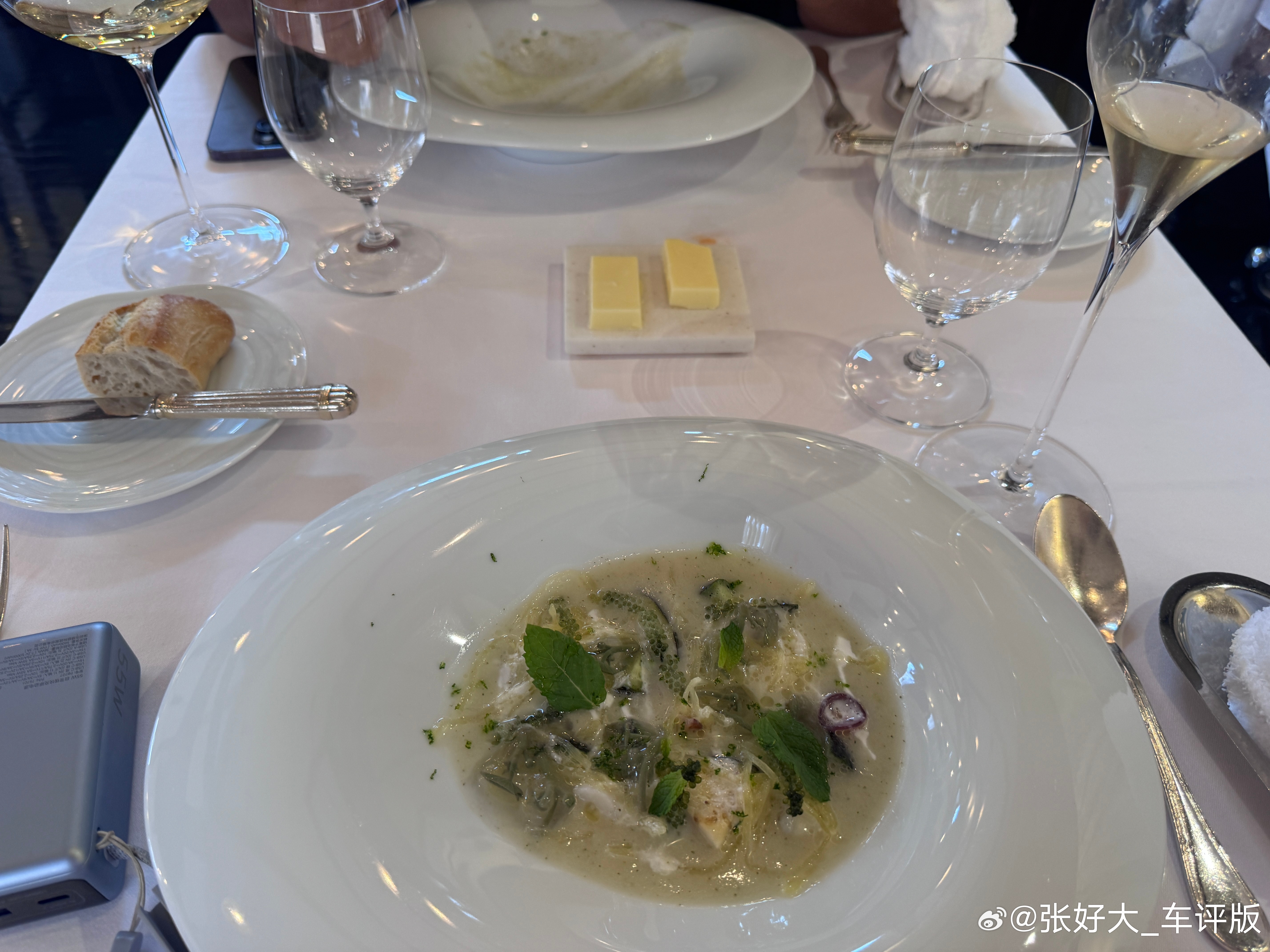 老地方吃了一顿漂亮饭后，服务生满脸堆笑地说了几句“以后您得注意下着装”之类的话。
