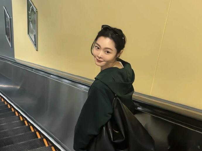 连晚风都偏爱宋轶 果然美女连晚风都格外照顾！宋轶今晚的晚风造型，随便一截都是壁纸