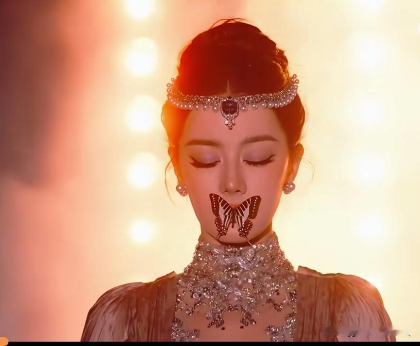 没想到在今晚的VOGUE盛典上上
迪丽热巴突然被封为毯神
不是因为她身穿满钻高定