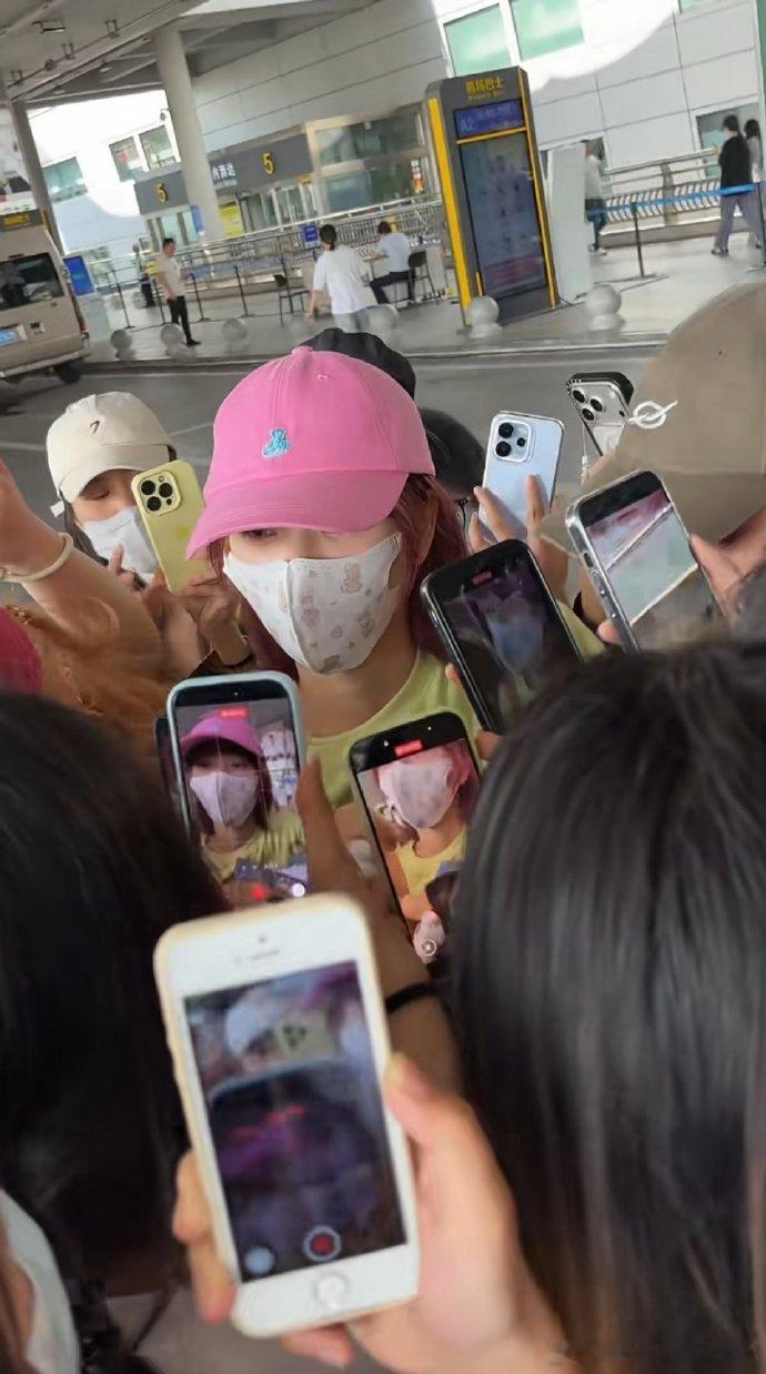 黄灿灿接机人气 黄灿灿机场接机人太多了，一直被围拍动不了……黄灿灿机场被围拍