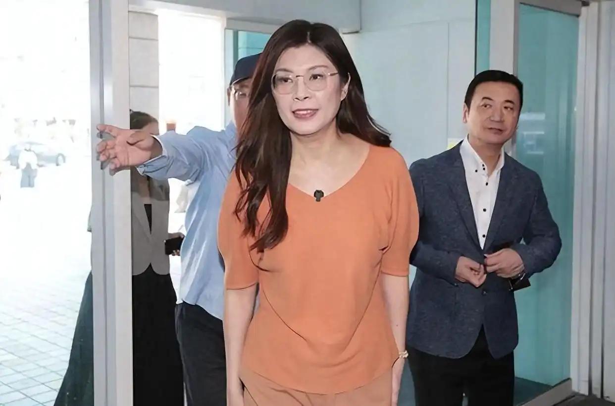 看到一个消息，说的是新北市议员问侯友谊：“郑丽文说她是中国人，市长你是中国人吗？