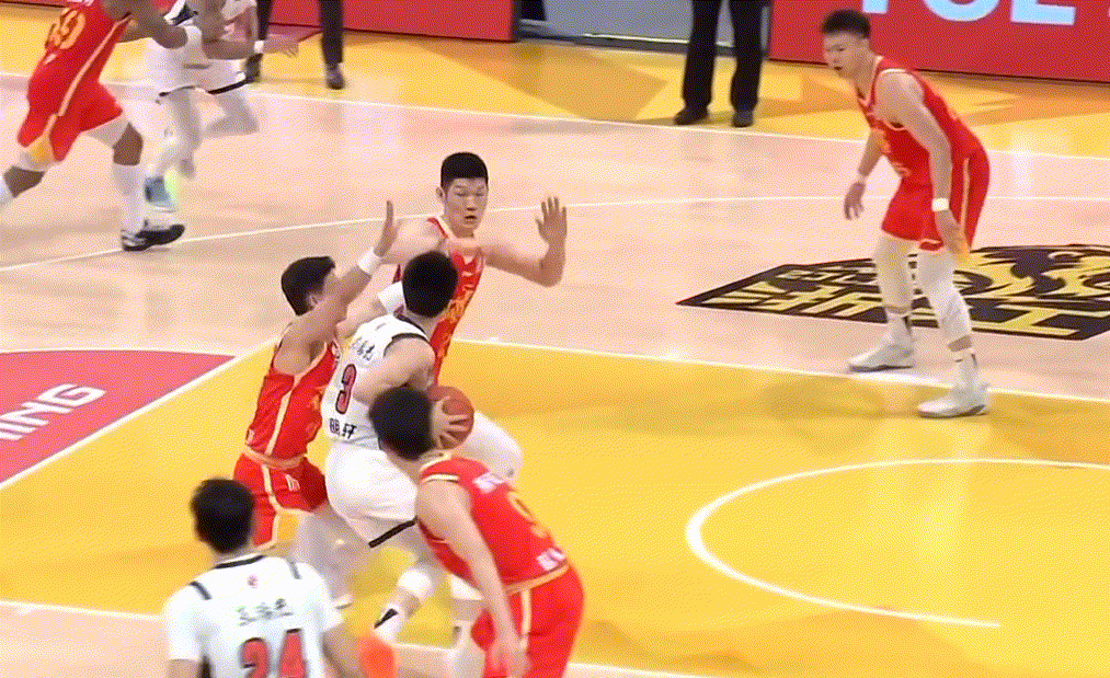 顶住压力！王少杰篮下连续得分，广东队重新确立两位数领先优势！广厦男篮vs广东男篮