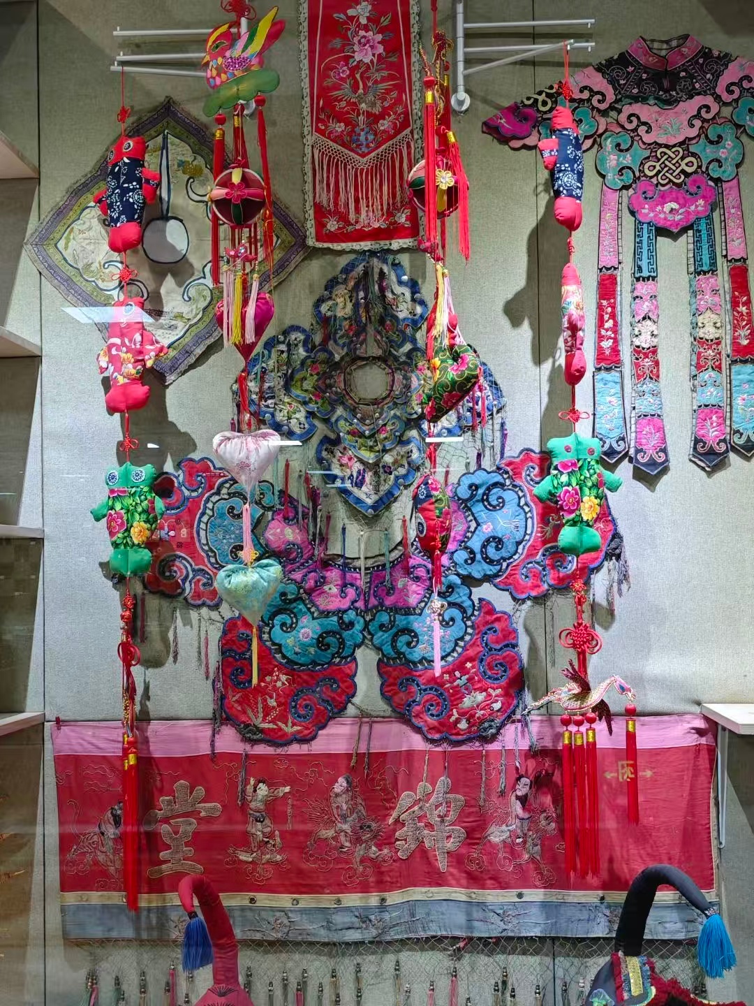 秦岭笑谈 【山东学子寒假在行动 | 吕韵传薪实践队研究吕剧戏服工艺】在山东省文化