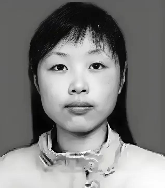 2008年，汶川地震，21岁女教师被埋进废墟，身体断成三截。救援人员试图将她抬出