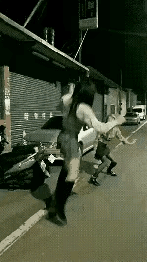 两位美女好功夫，这不比现在的武侠剧还好看？