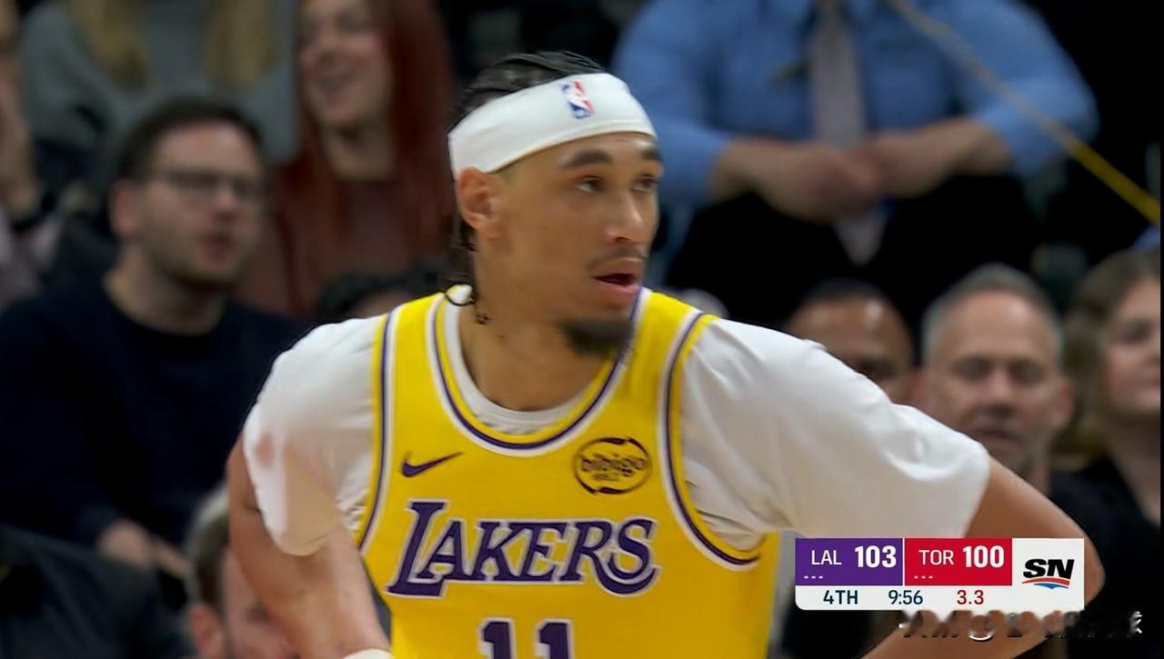 湖人中锋海斯真是没吃饱！在今天湖人客场以123：120险胜猛龙的比赛中，海斯替补