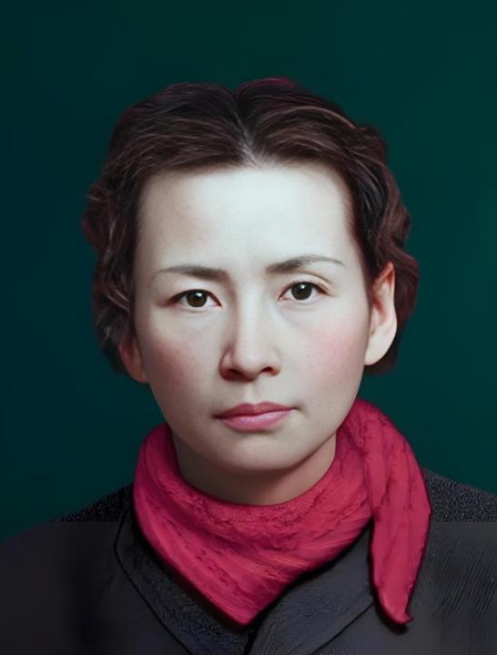 1953年的北京城，正处在一个新旧交替的十字路口。
这座五朝古都的城墙与牌楼，那