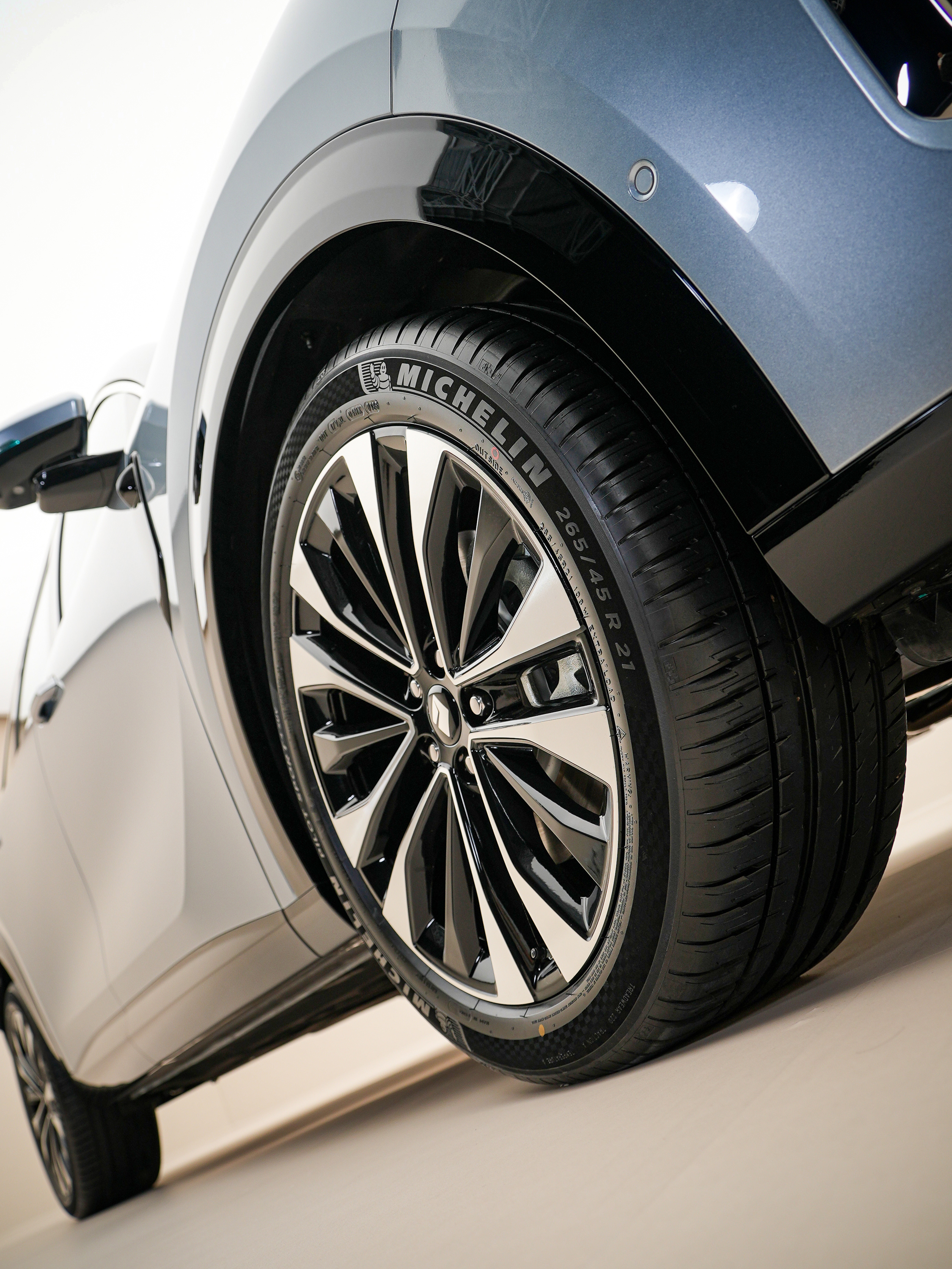 HYK图赏｜华境S前脸温文如玉，没有锋利的切割线条，整个外观透着一股儒雅的气质。