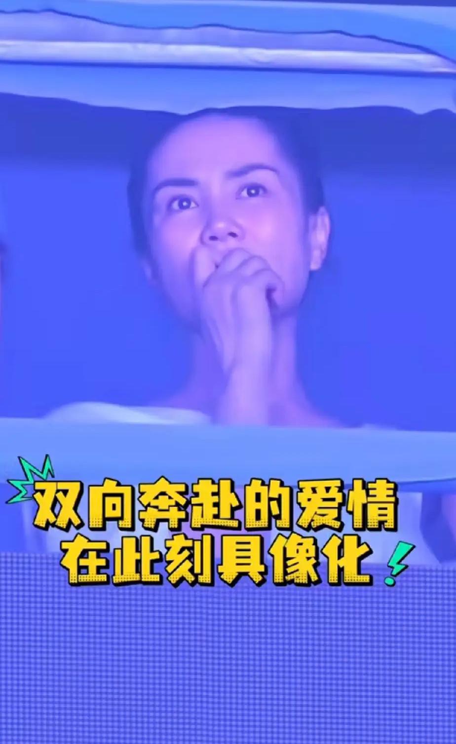 5月30日晚，王菲低调现身谢霆锋鸟巢演唱会，这消息一出来就炸锅全网。

王菲穿着
