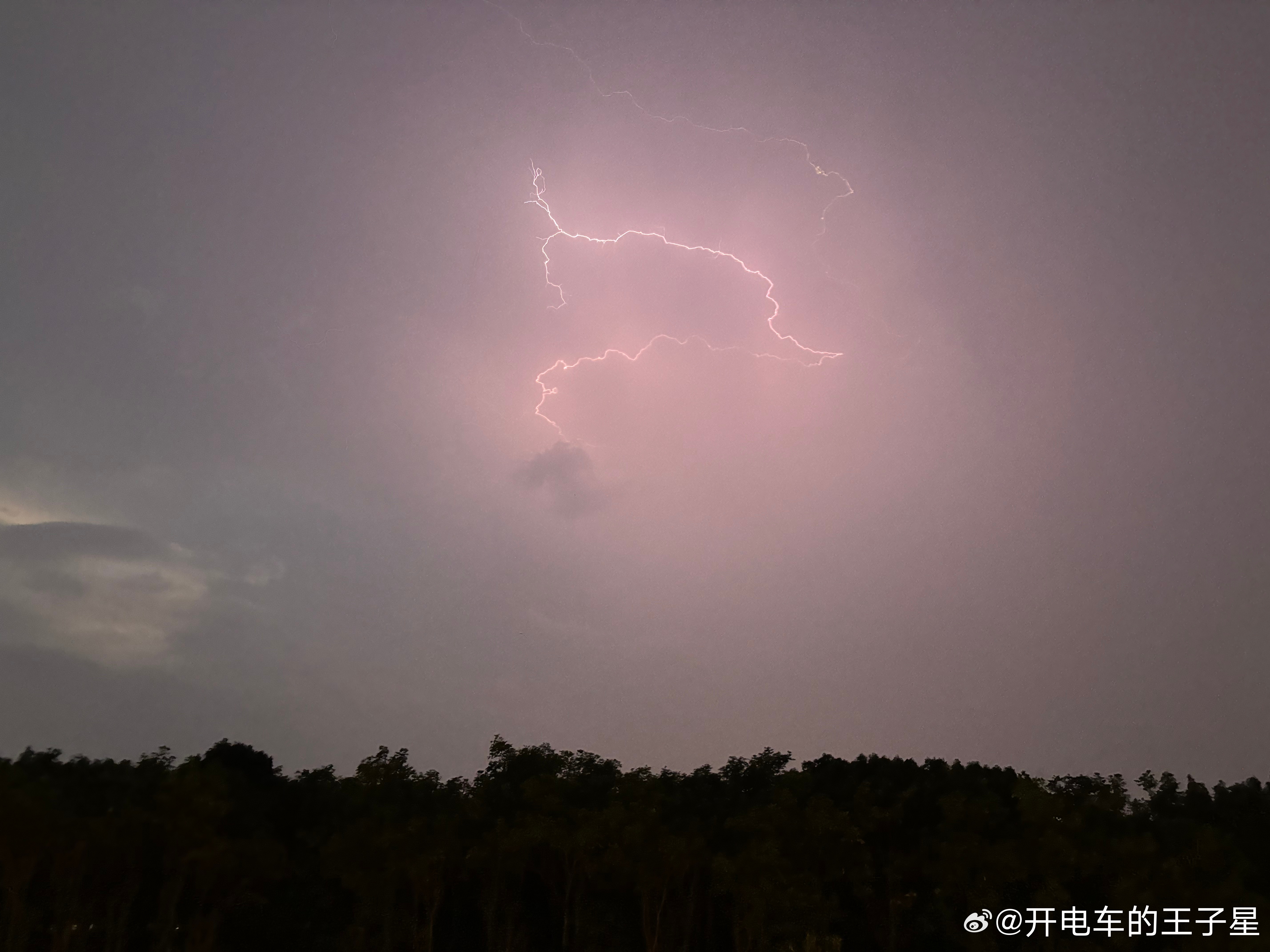 今天正好在拍摄露营活动结束在外环上往家里赶，大雨完全没有预兆的倾泻而下整个外环开