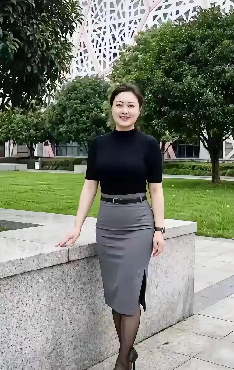 有人发了下面这张图片，并且问这个女人漂不漂亮，旺不旺夫？通过看图片看女人漂不漂亮
