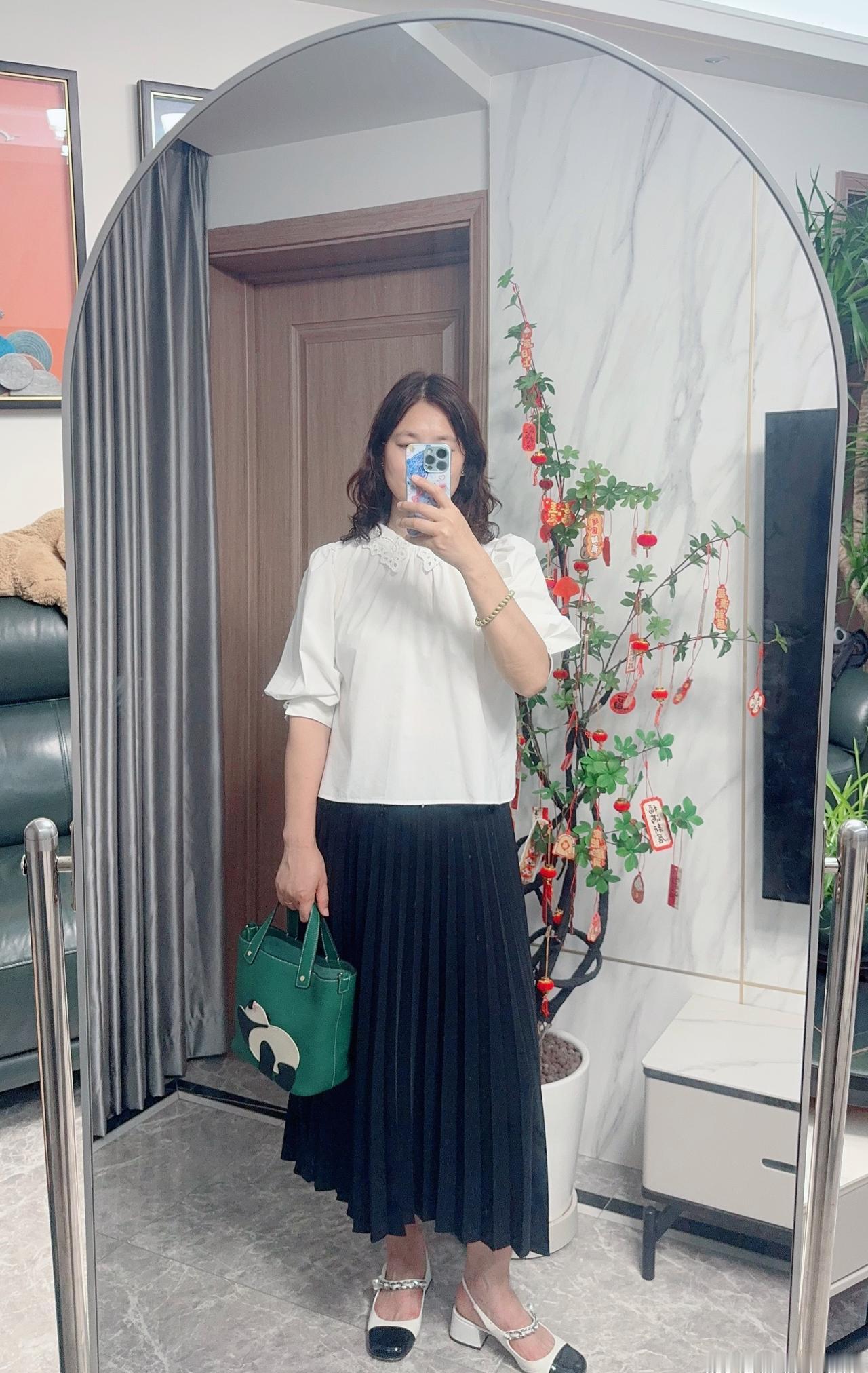 最近看日系杂志穿搭,发现真的还挺适合日常的！今天上衣是一件领子有点小设计的白色纯