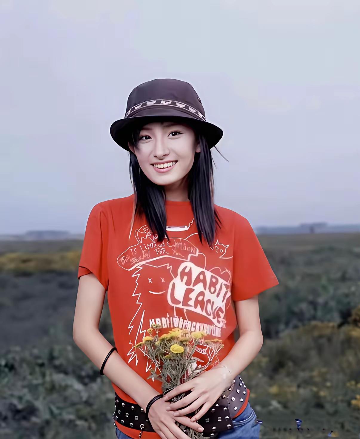 看看杨幂之前的照片
再看看现在的她
这是在脸上动了个大工程呀？[尬笑]