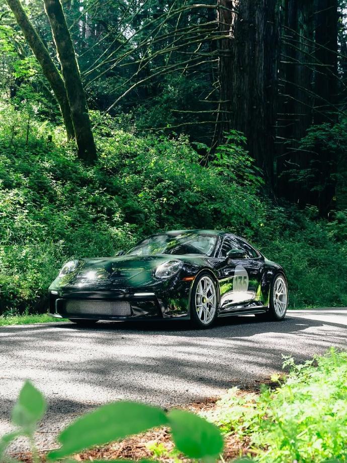 【布鲁斯特绿保时捷911—一台911 S/T的家族色谱】罕见的布鲁斯特绿，是保时