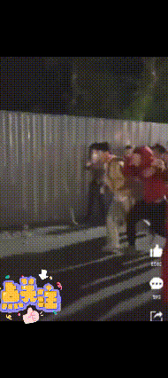 韩国球迷被暴打，引发热议！

场内中国男足被韩国男足3比0完败，
场外韩国球迷被