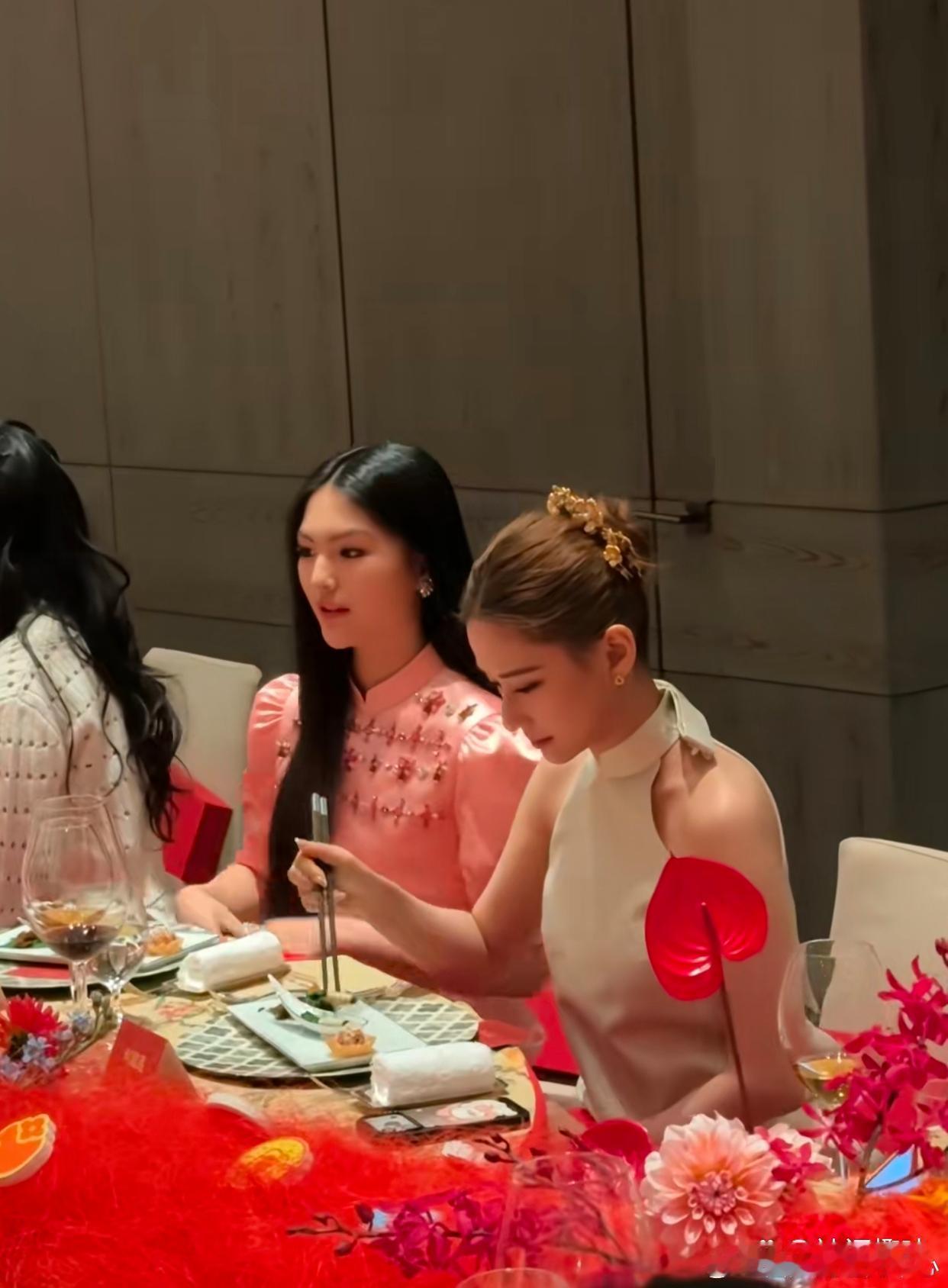 何超莲王诗龄晚宴同框，好有贵气 