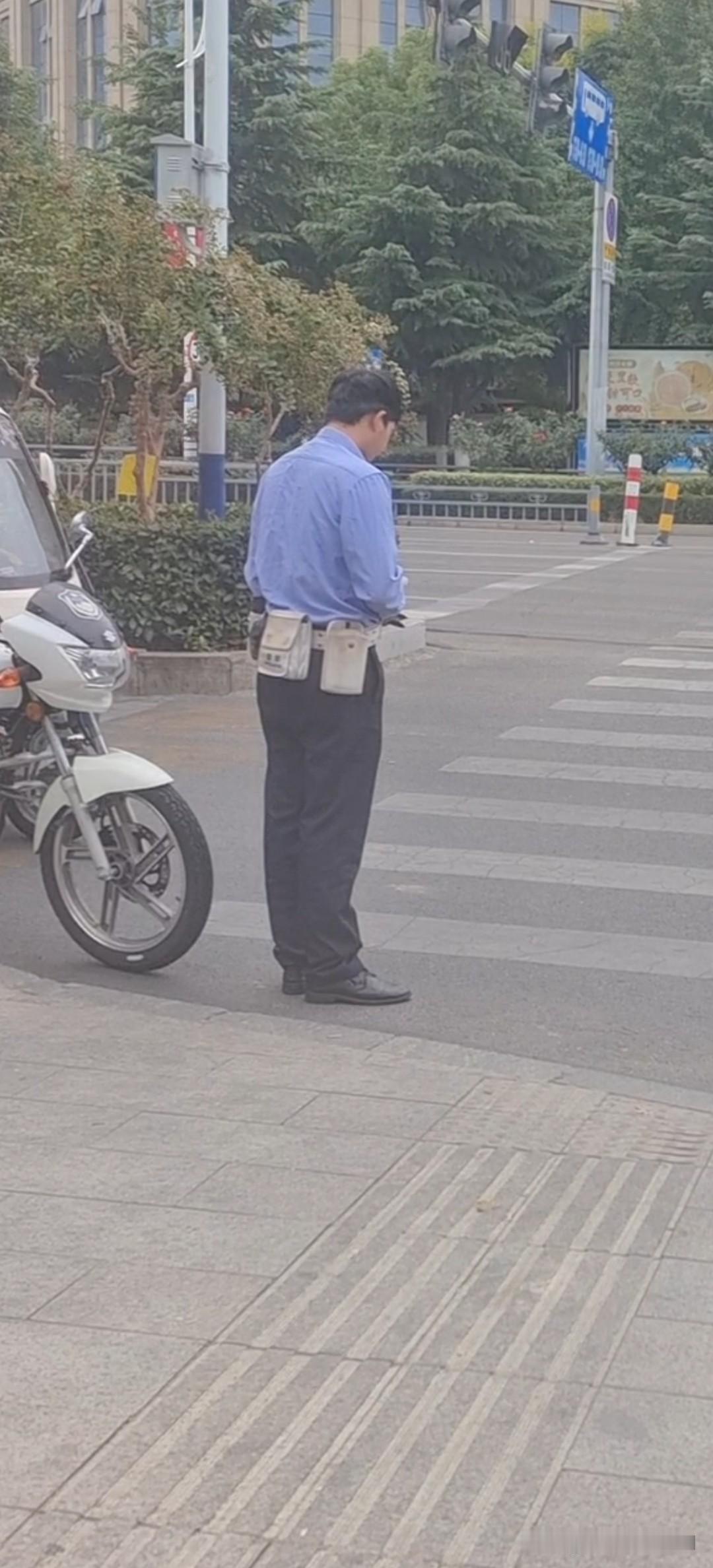 今日纪念九一八
全市防空警报拉
长鸣声声在警醒
路口看见一交警
警车放在路一边