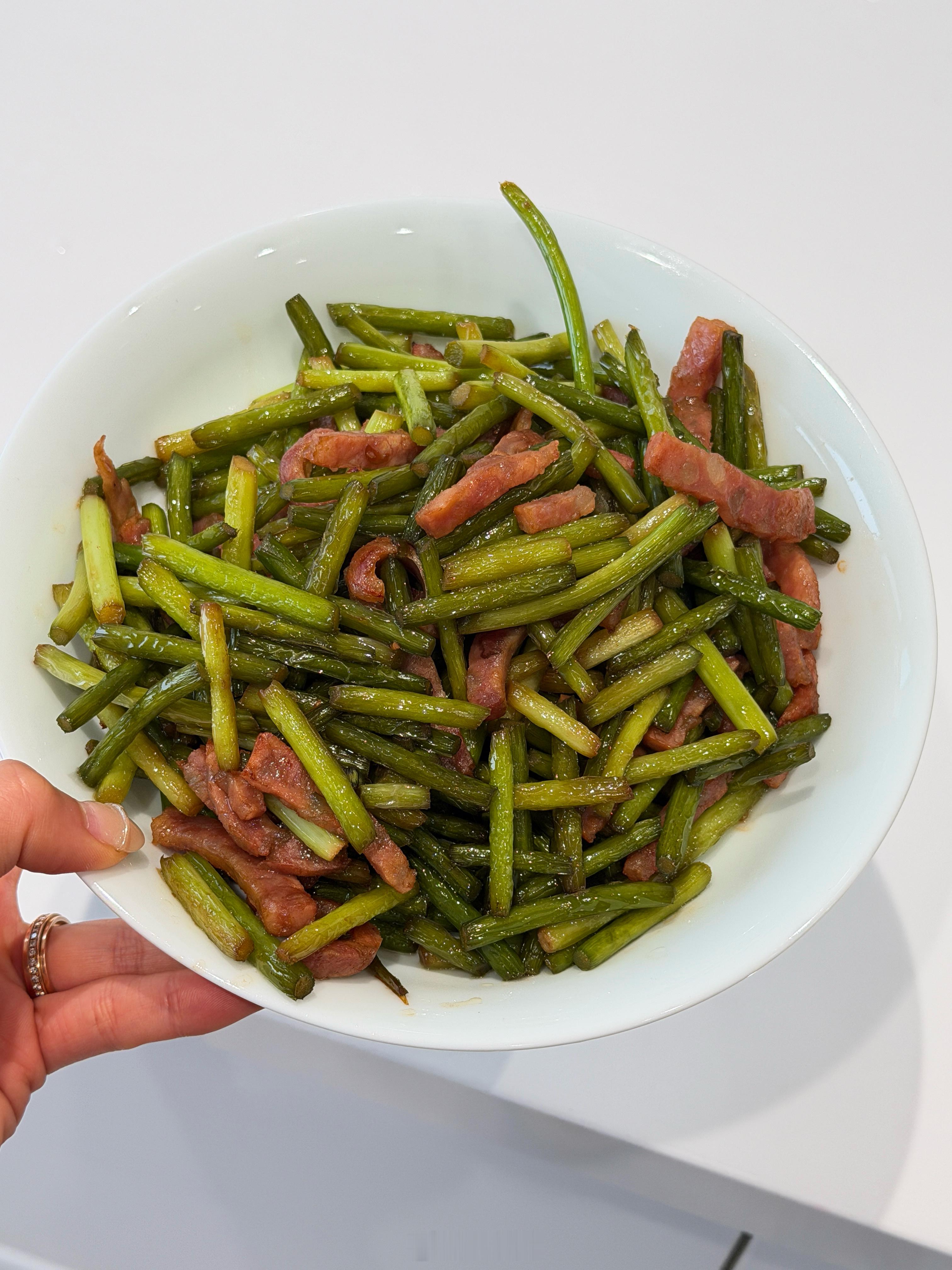我家阿姨炒蒜苔可太牛了，当顿炒出“隔夜感”，爱吃蒜苔的姐妹应该都懂隔夜蒜苔的美味