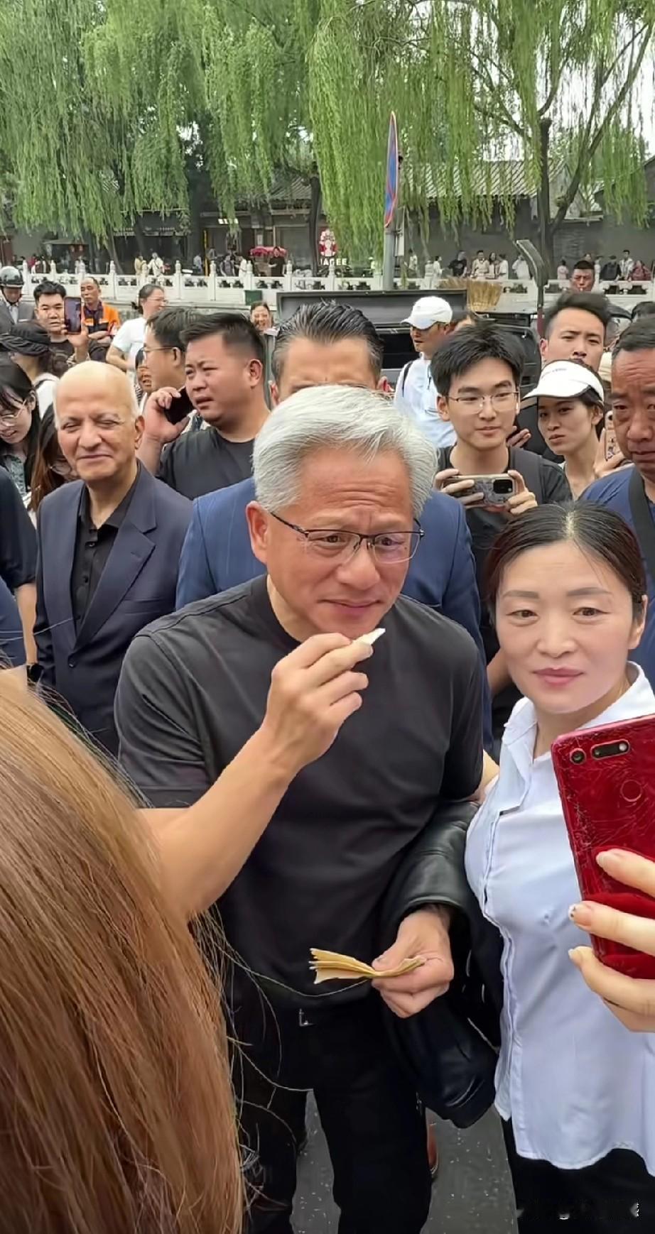 黄仁勋穿皮夹克也热，一开始以为他不怕热呢，在北京胡同溜达的时候，热的他也把皮夹克