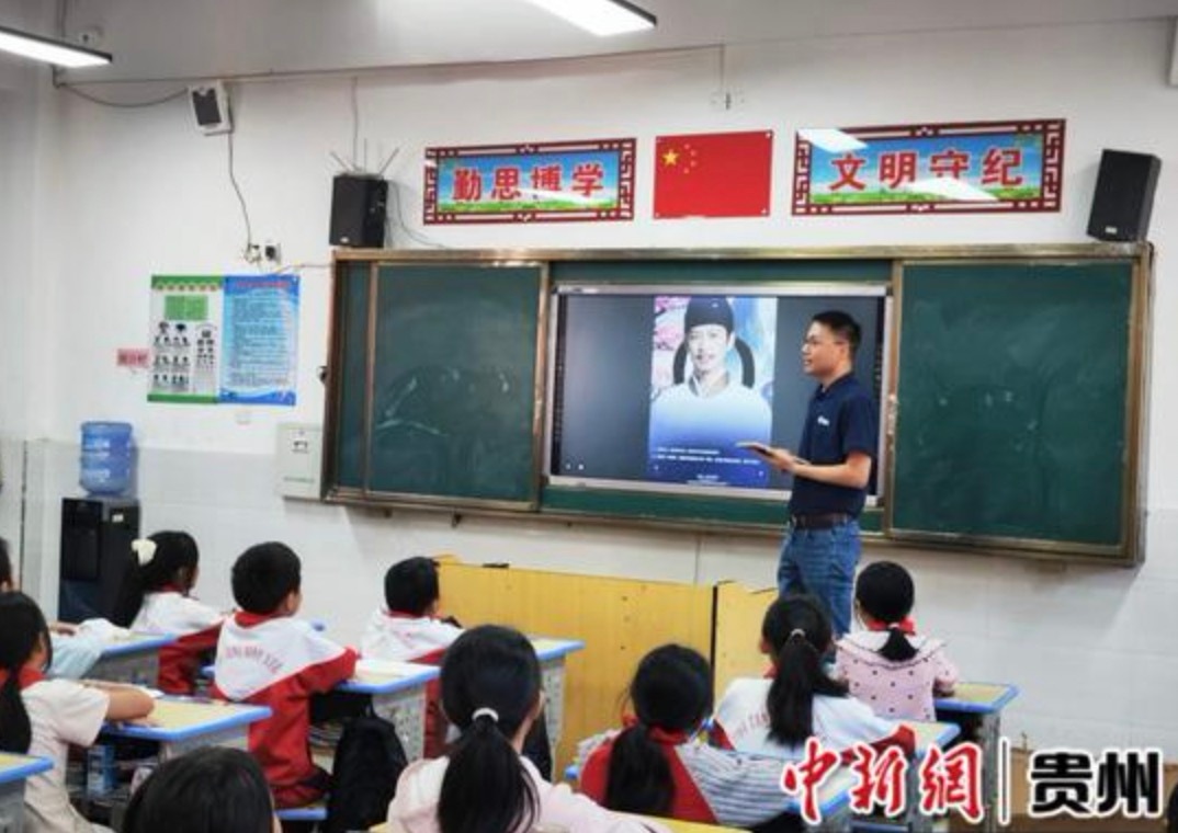 #贵州小学生和李白隔空对诗#古典遇上AI，文化传承焕发新生。近日，数字人李白走进