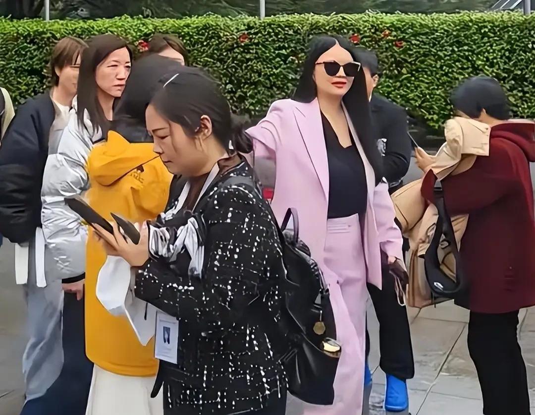 最近李湘带着女儿一起出现在了湖南韶山。目测起码瘦了十斤，看起来有点憔悴。