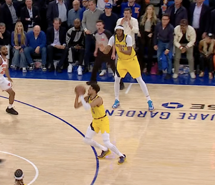 杜兰特、哈利伯顿和詹姆斯三个NBA历史距离最远的踩线两分球！！！有一说一，哪一个