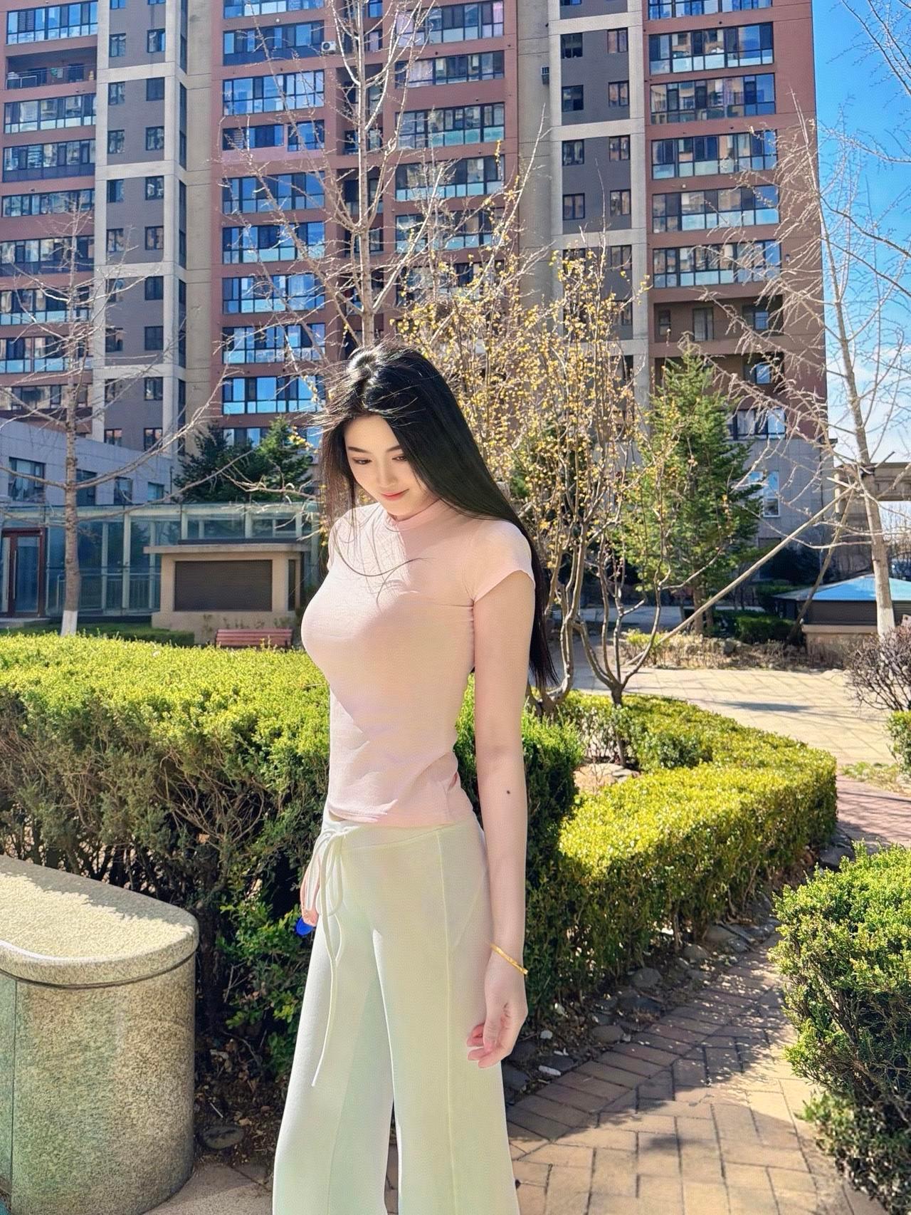 我在这里，一半晒太阳，一半想你。