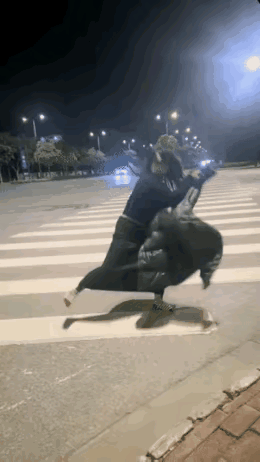 初看这幅图，还以为是一只老鹰，点开一瞧，原来是一位美女在翩翩起舞。只是这大冷天的