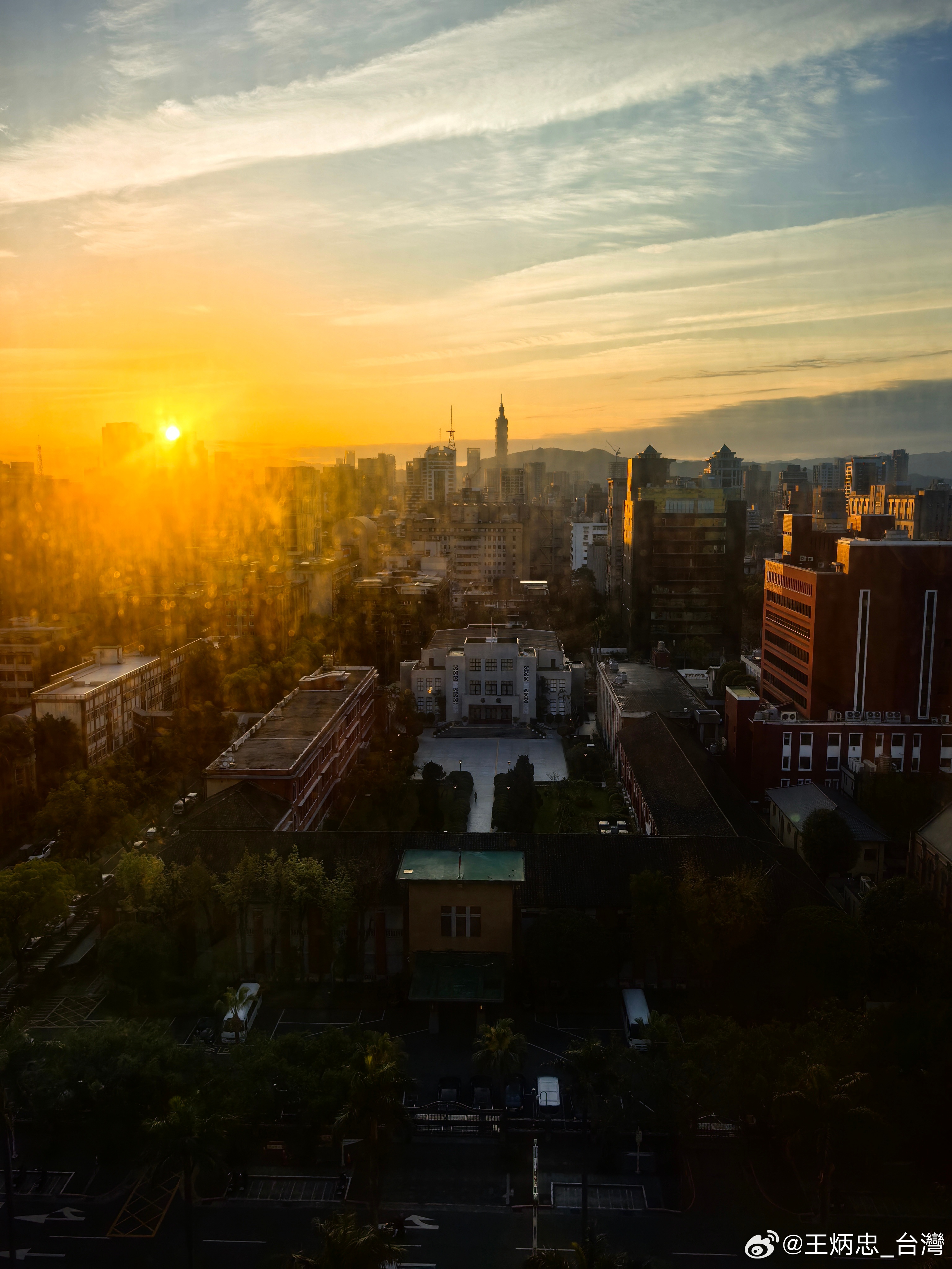 解放军东部战区发的应景图，展望未来台湾省的清明节。过去国民党杀害共产党及爱国进步