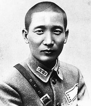 这是1936年张治中和妻子洪希厚、岳母的合影。他们是老乡，指腹为婚，妻子虽然不识