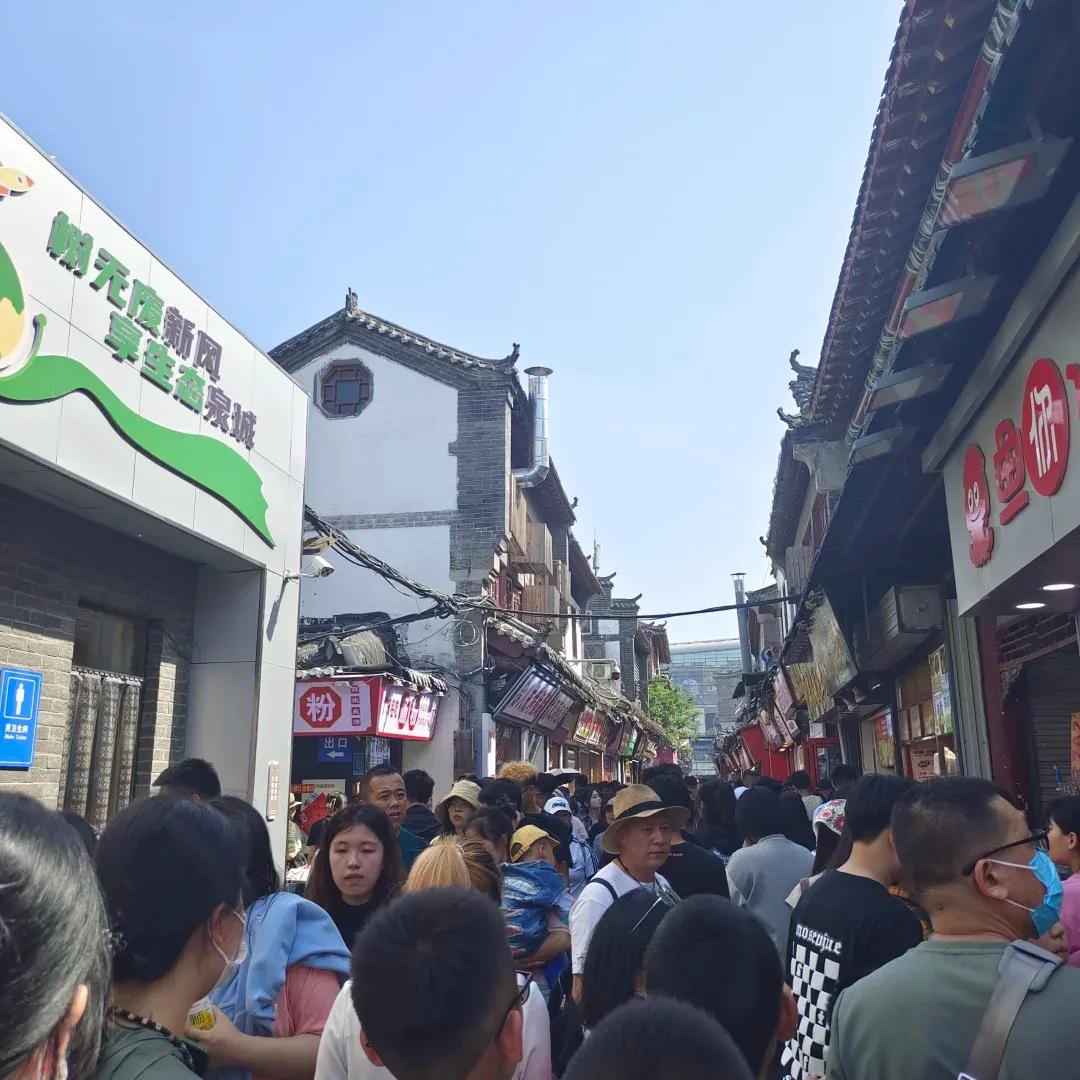 五一济南芙蓉街人可真多
不过，一般济南人是不会去吧
一位网友刚分享的在芙蓉街被宰