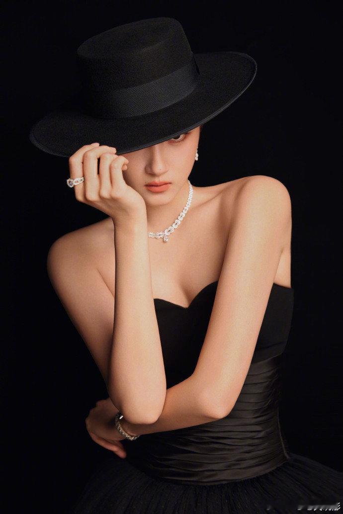 关晓彤说很有礼帽的allblack关晓彤黑色礼帽造型这顶礼帽真的是灵魂！All 