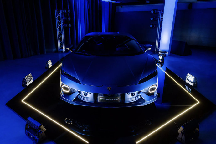 兰博基尼不再称Temerario为小牛了？因为换了全新的V8+电动机的总成，本体