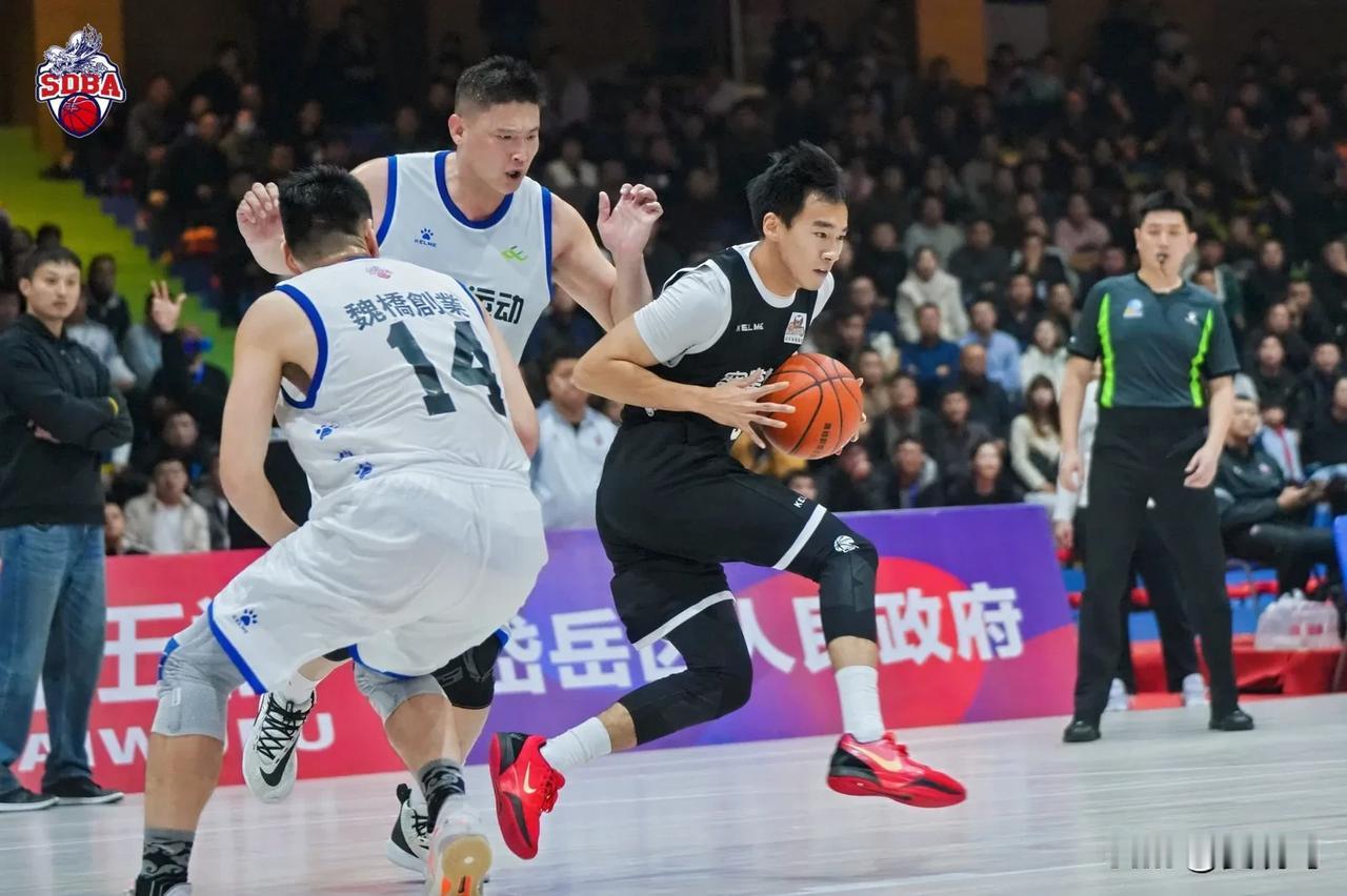 2024山东省男子篮球联赛，卫冕冠军魏桥创业对阵由众多前CBA球员组成的蜜獾体育