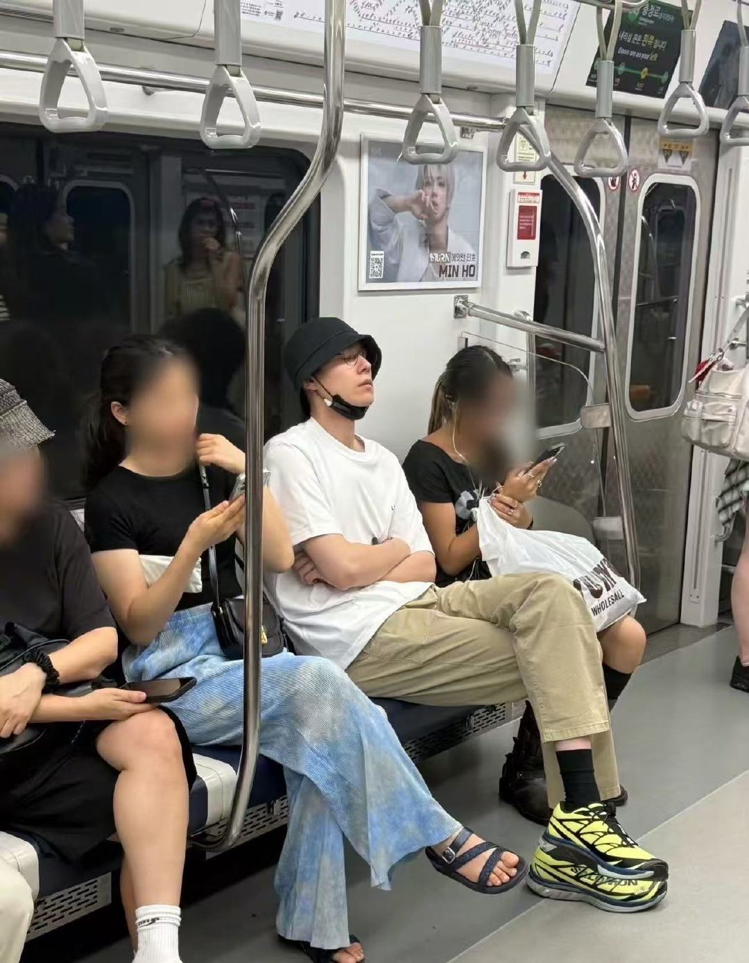 偶遇胡一天韩国坐地铁偶遇胡一天韩国坐地铁假寐偶遇胡一天韩国坐地铁 