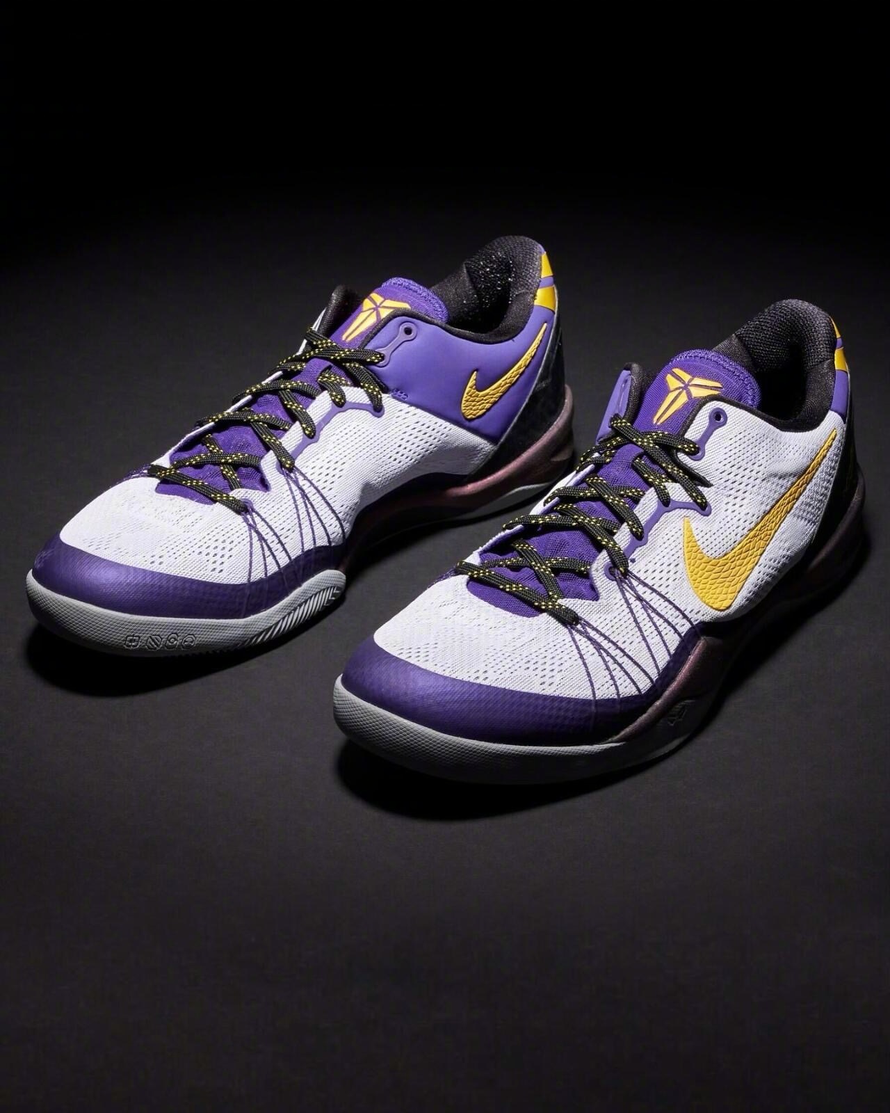 科比2013年跟腱受伤时穿着的Kobe 8 Elite在这两天进行了拍卖，之前预