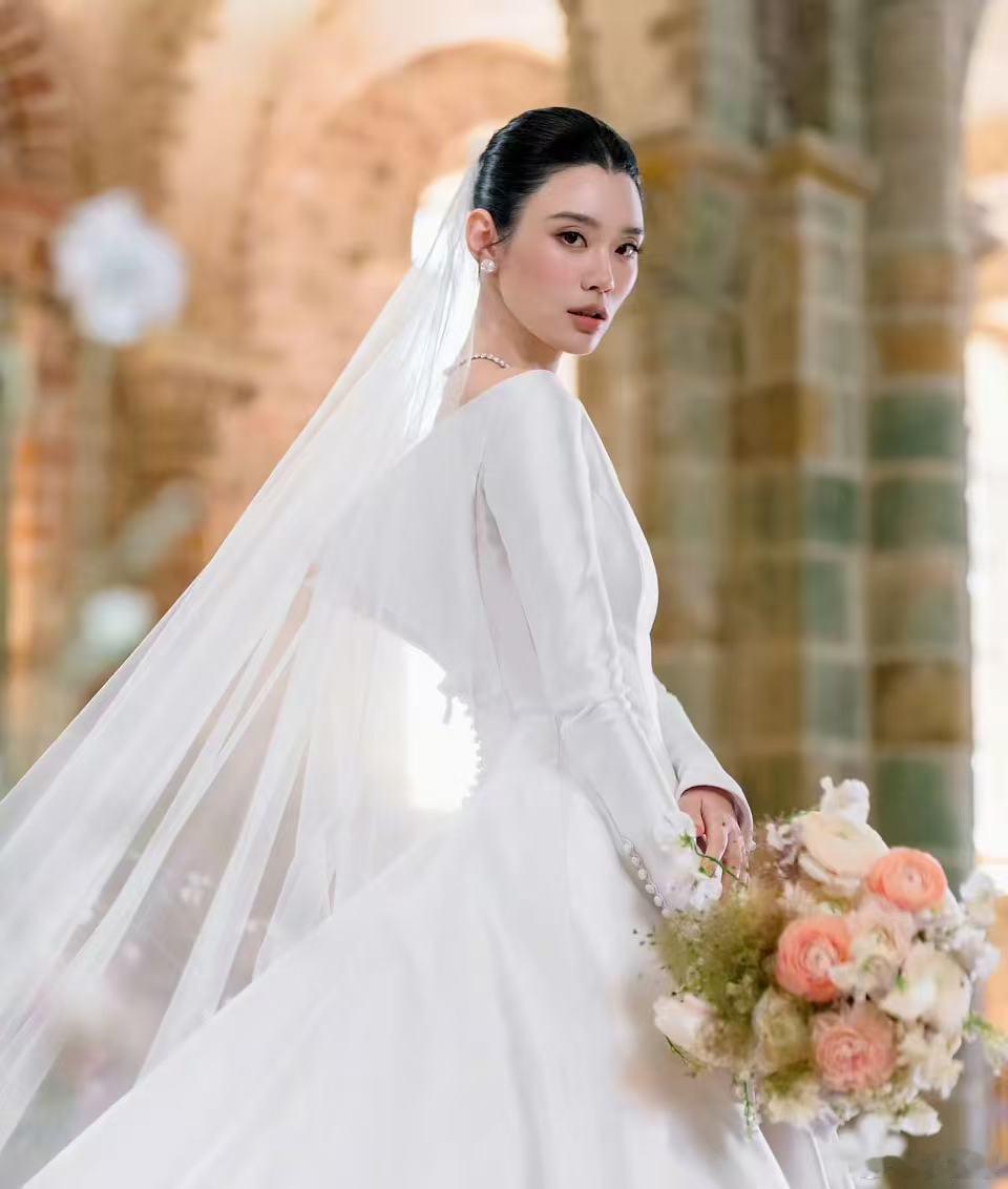 奚梦瑶婚纱超过600小时手工制作奚梦瑶婚纱超过600小时手工制作，历经六个月打磨